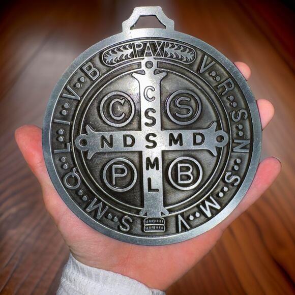 5 in Prayer Big Silver Metal Catholic Medalla De San Benito Saint Benedict Medal - Picture 2 of 2